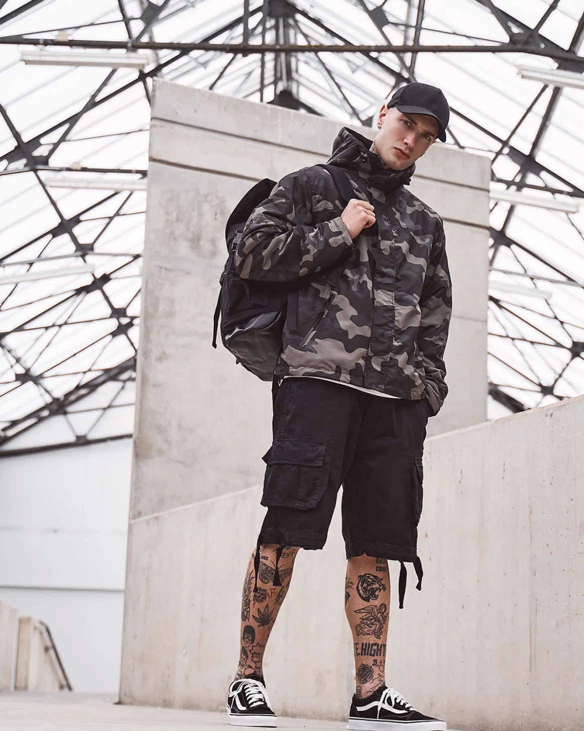 Frontzip tuulitakki - Tumma Camo